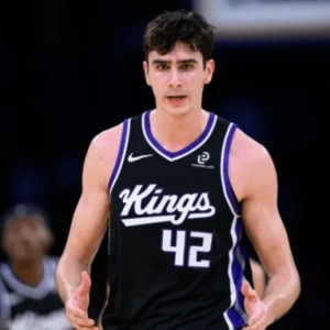 体育平台-雷诺首发出战22分钟，5投2中得到4分8篮板5助攻1抢断